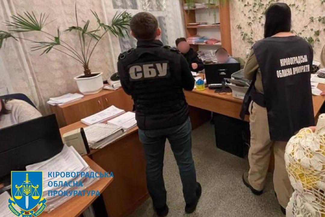 Шкода громаді на понад  пів мільйона гривень – у зловживанні підозрюють керівницю управління освіти Кропивницької міськради