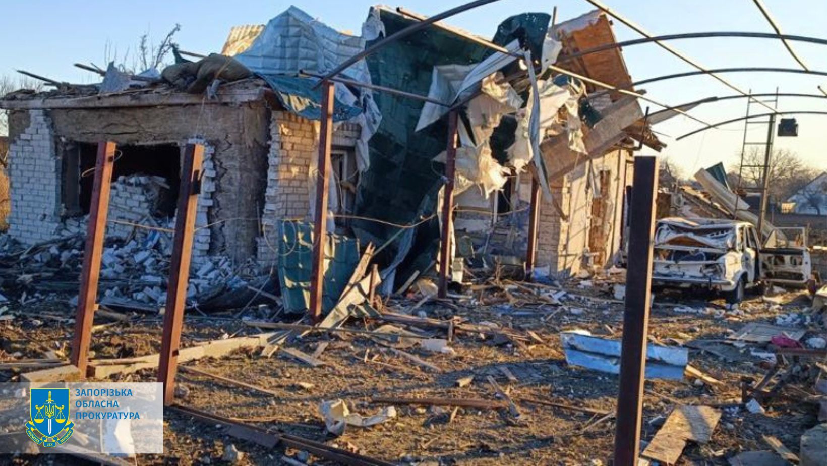 Через обстріл окупантів села на Запоріжжі постраждала родина – розпочато провадження