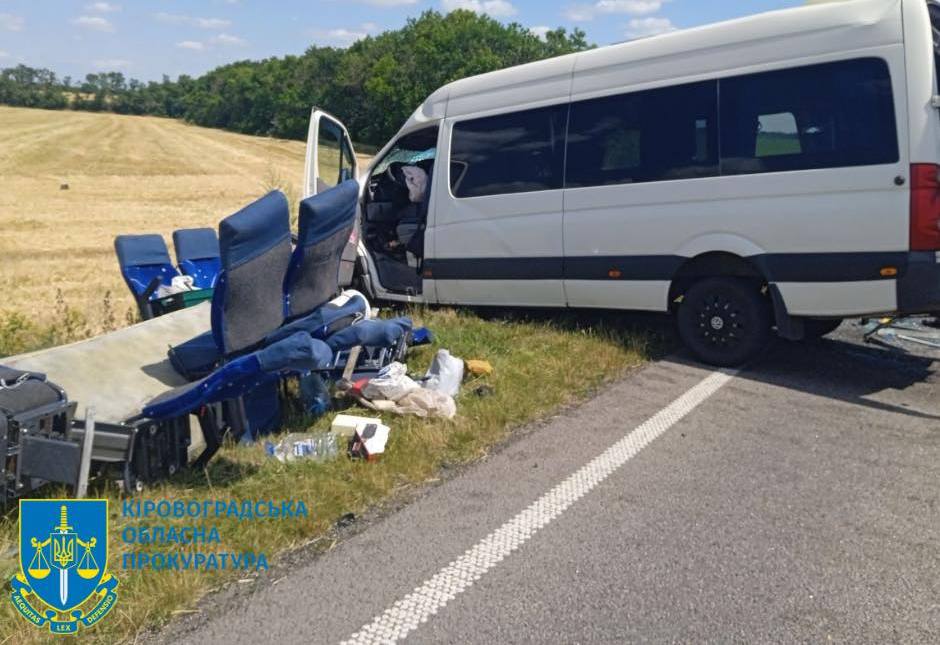 ДТП на Кіровоградщині внаслідок зіткнення мікроавтобусів із 4 загиблими та 13 травмованими, серед яких діти – повідомлено про підозру водію