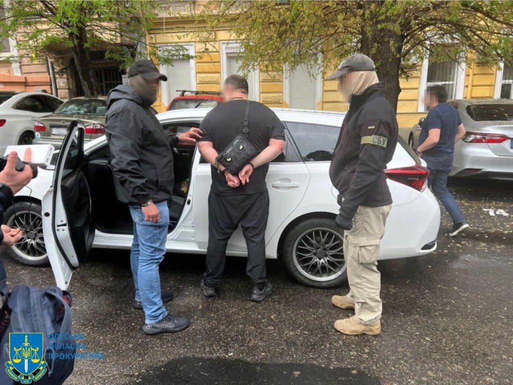 За 3,5 тис доларів США обіцяв вирішити питання щодо уникнення адмінвідповідальності – на Одещині викрито поліцейського