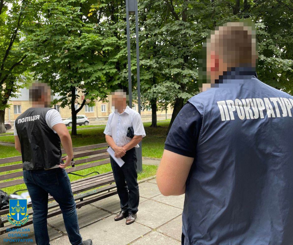 На Львівщині під час одержання хабара затримали заступника одного із міських голів та директора комунального підприємства