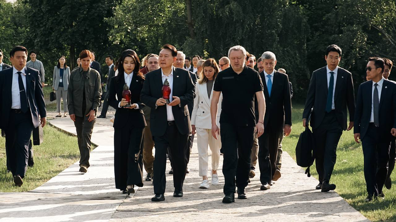 Генпрокурор Андрій Костін з Президентом Південної Кореї Юн Сок Йоль відвідали Бучу