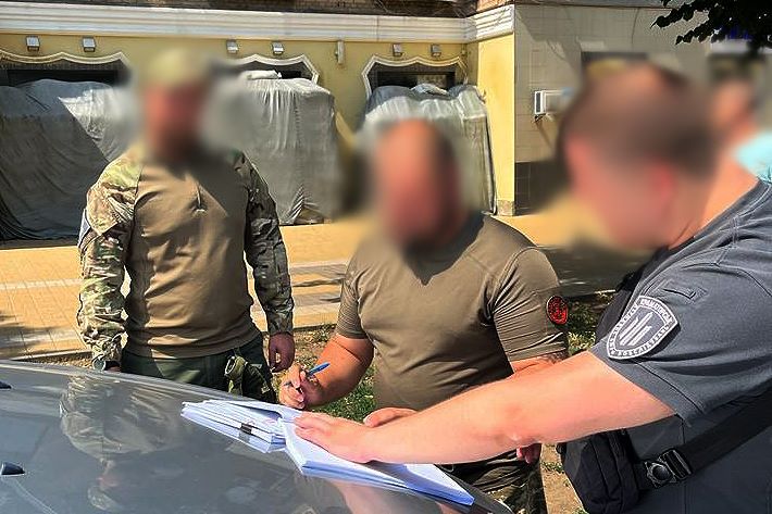 На Донеччині на хабарі викрито воєнкома та працівника поліції