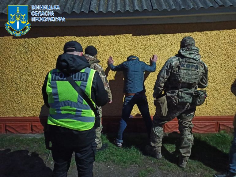 Двоє жителів Вінниччини підозрюються в організації перетину кордону чоловіками поза пунктами пропуску
