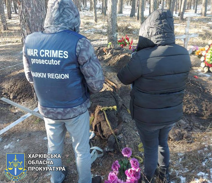 Правоохоронці ексгумували тіло чоловіка, якого розстріляли російські військові під час окупації села на Харківщині