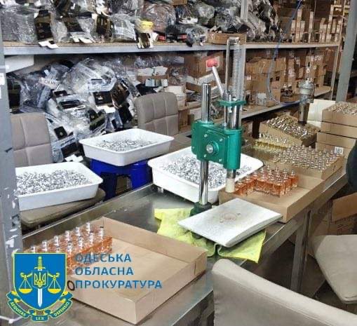 Підпільне виробництві «брендових» парфумів на Одещині – викрито 11 учасників злочинної групи