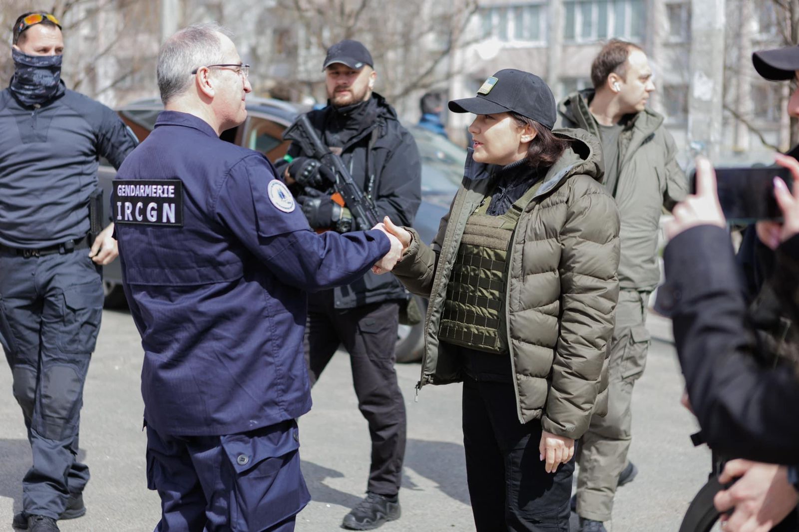 Французькі експерти прибули до України для допомоги у розслідуванні воєнних злочинів РФ