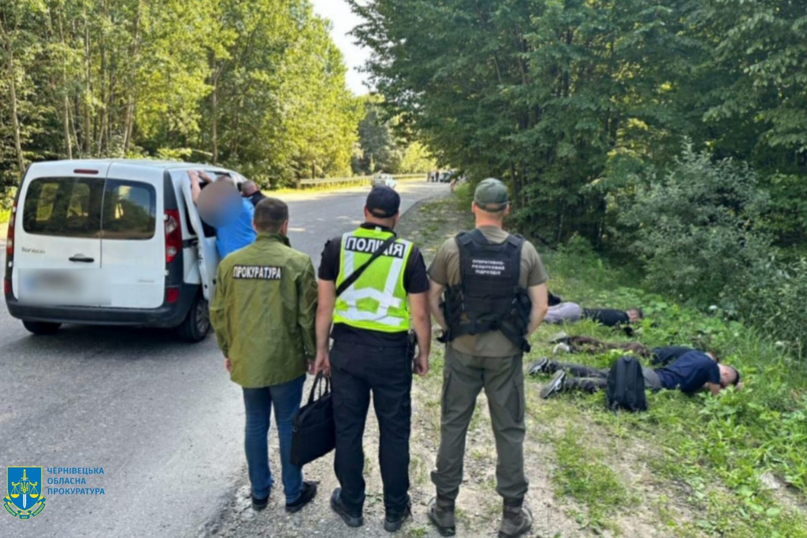 На Буковині затримано шістьох громадян за організацію незаконного переправлення військовозобов’язаних через кордон, серед них – правоохоронець