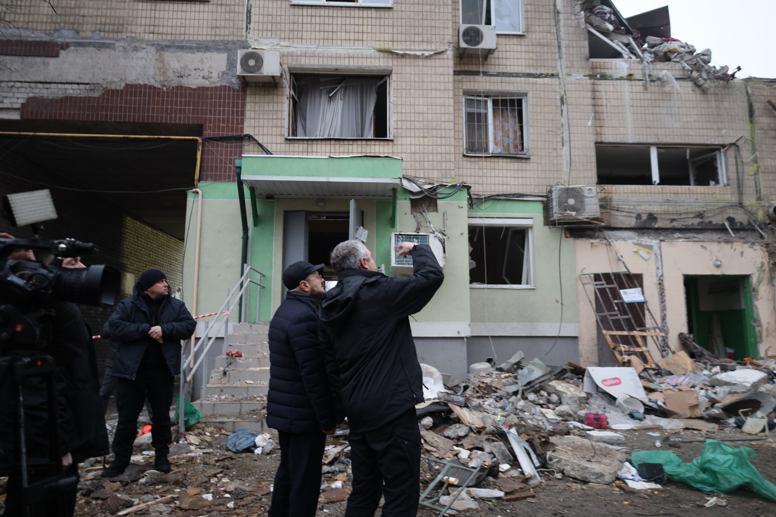 Андрій Костін оглянув місце ракетного обстрілу збройними силами РФ житлового будинку у Дніпрі