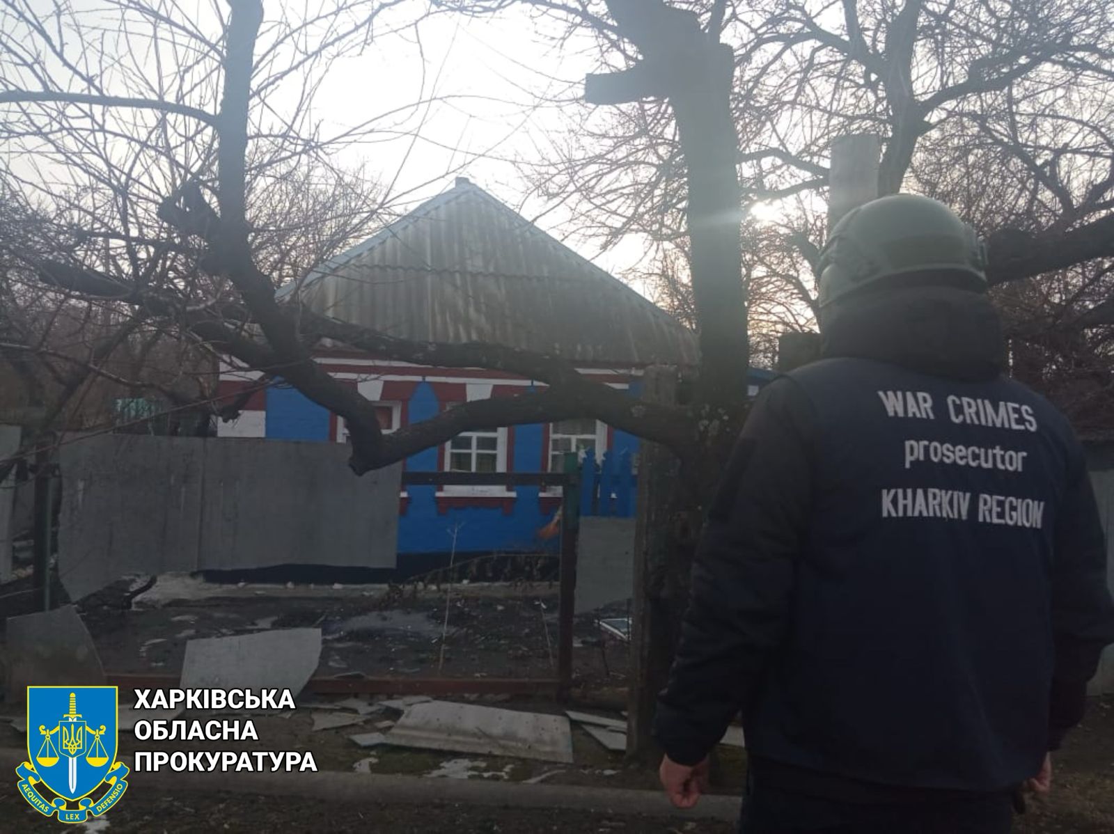 Прокурори зафіксували наслідки ворожих авіаударів по селищу у Купʼянському районі