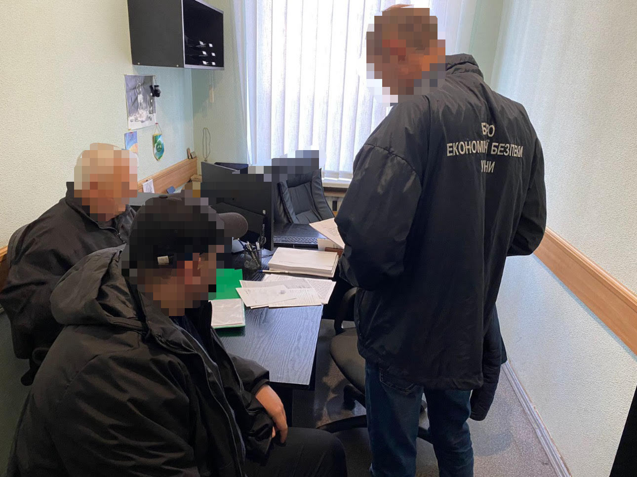 На Київщині підозрюють трьох підприємців, які сприяли головному бухгалтеру селищної ради у закупівлі товару зі збитками понад 1,6 млн грн
