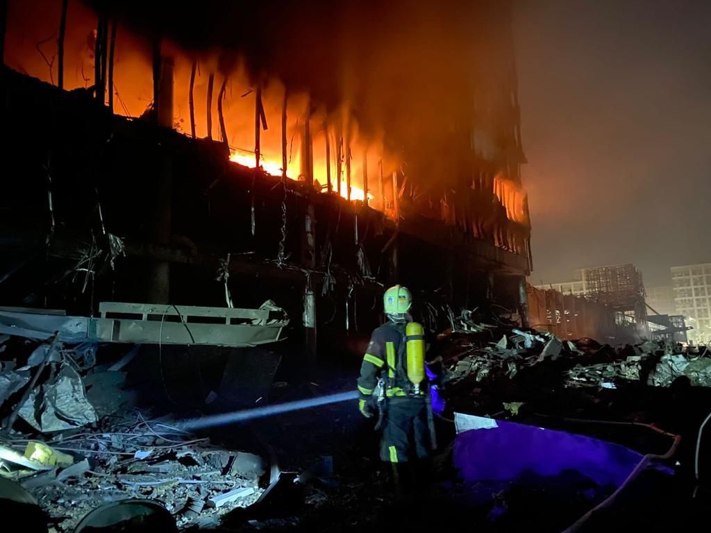 Правоохранители расследуют масштабные разрушения и гибель восьми человек от ракетных обстрелов в Подольском районе столицы