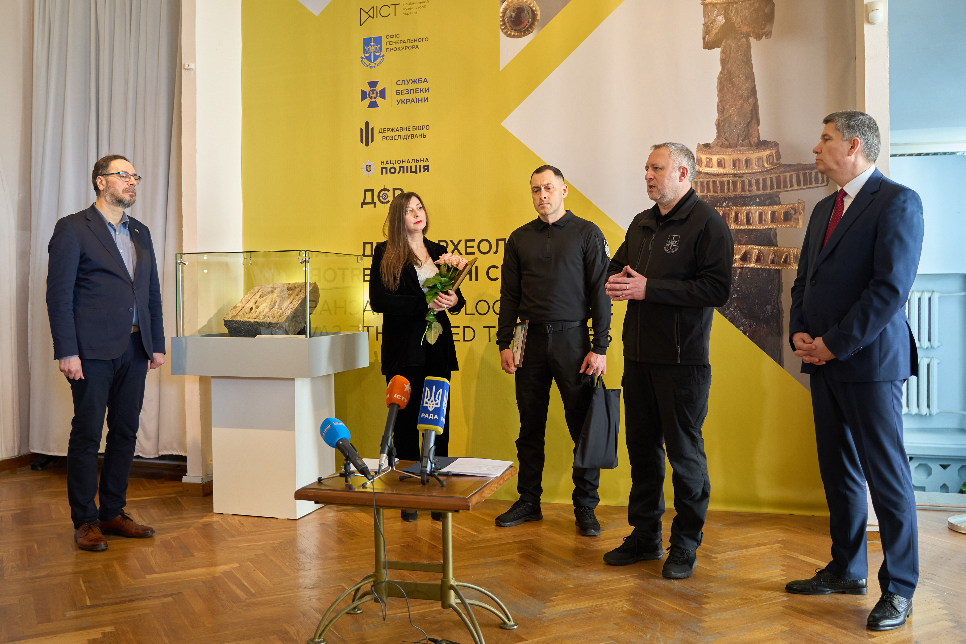 Національному музею історії України передали унікальну плиту часів Київської Русі із зображенням Святого Воїна