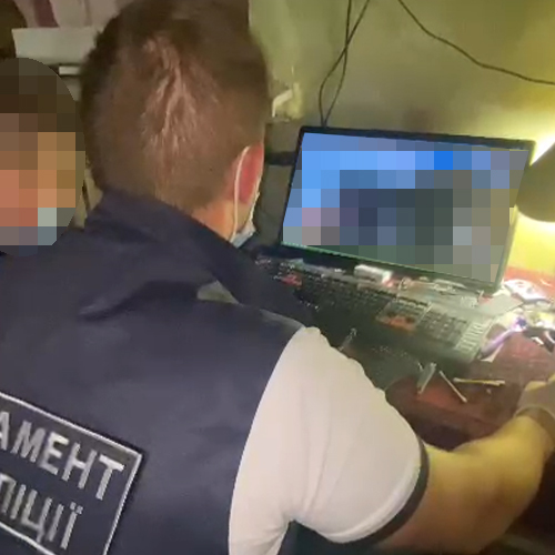 Столичні правоохоронці за підтримки Європолу затримали чоловіка за створення дитячої порнографії (ФОТО)