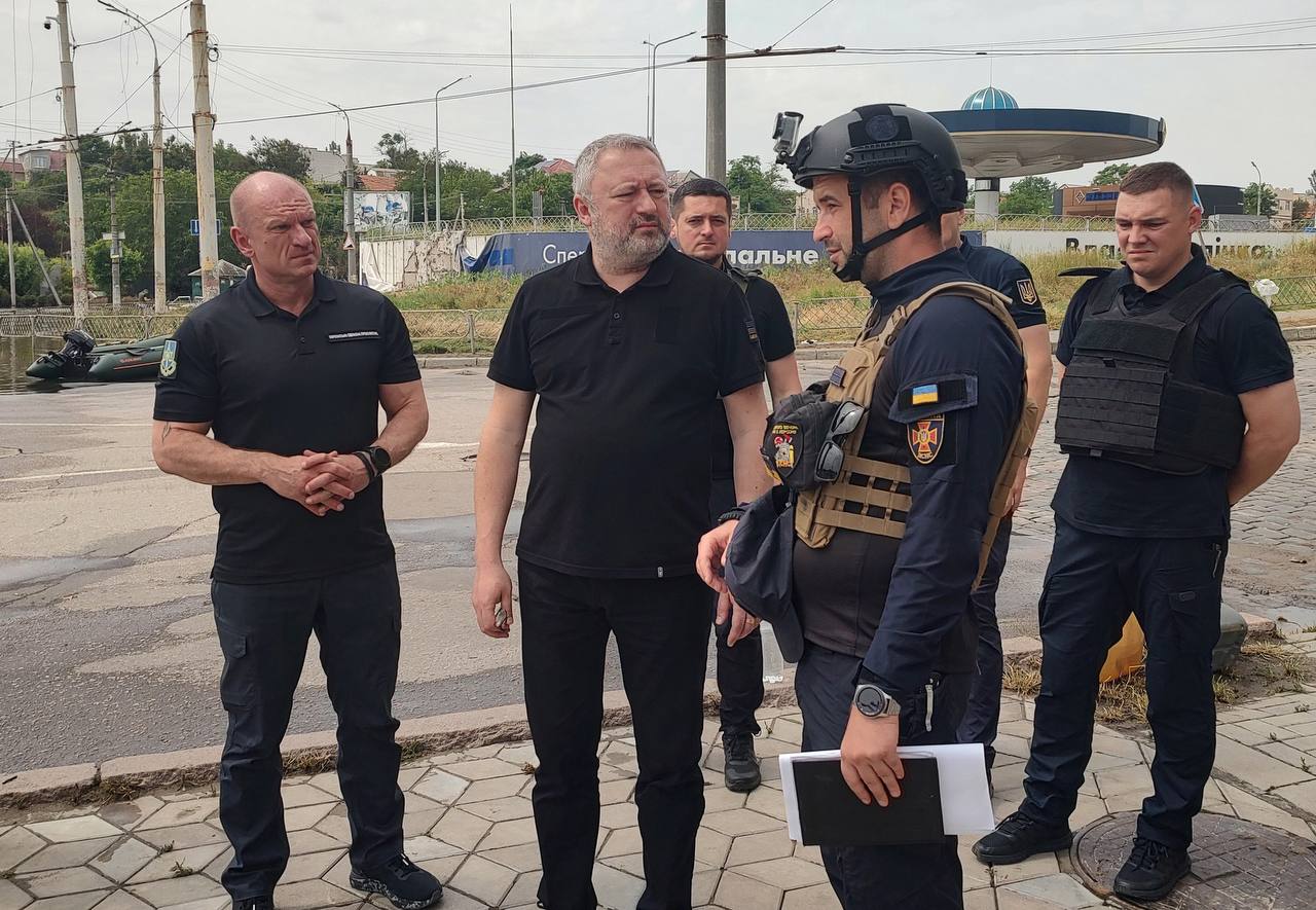 Генпрокурор Андрій Костін під час поїздки на Херсонщину: Поки Україна рятує, росія продовжує вбивати