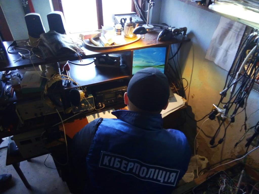 Організація незаконної трансляції загальнонаціональних каналів – на Рівненщині трьом особам повідомлено про підозру (ФОТО)