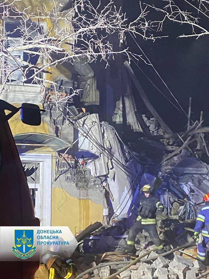 Троє загиблих та вісімнадцять поранених внаслідок ракетного удару по будинку у Краматорську – розслідування триває