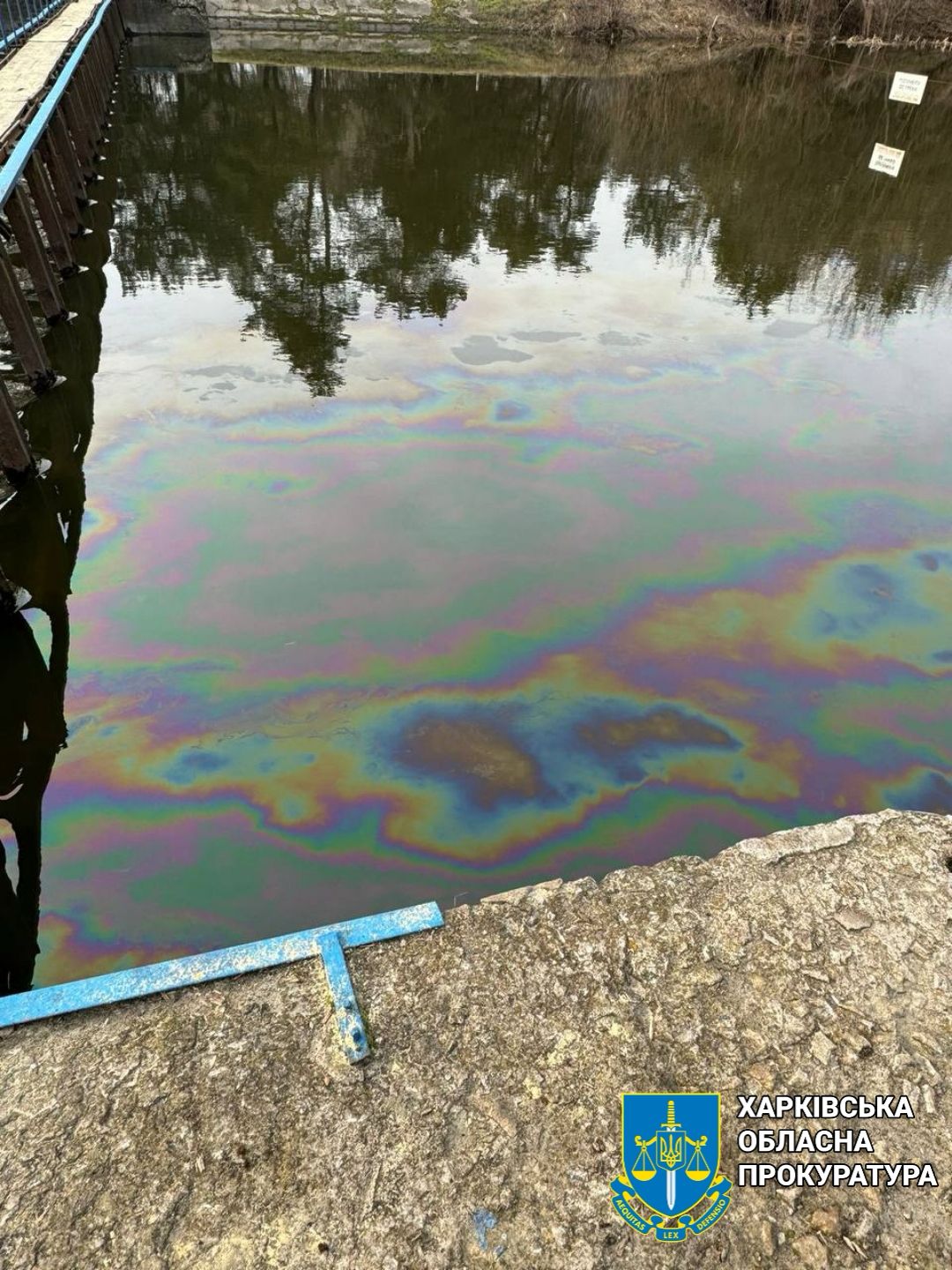 Прокурори фіксують наслідки ворожого удару по нафтобазі у Харкові для довкілля
